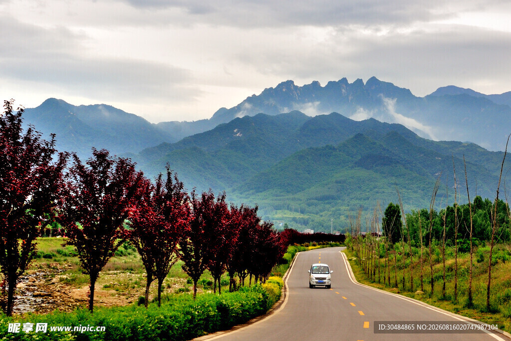 山间公路驾车美景