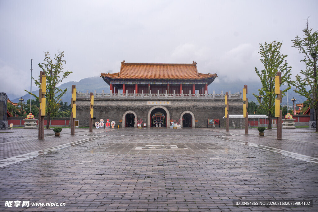雨中古建广场