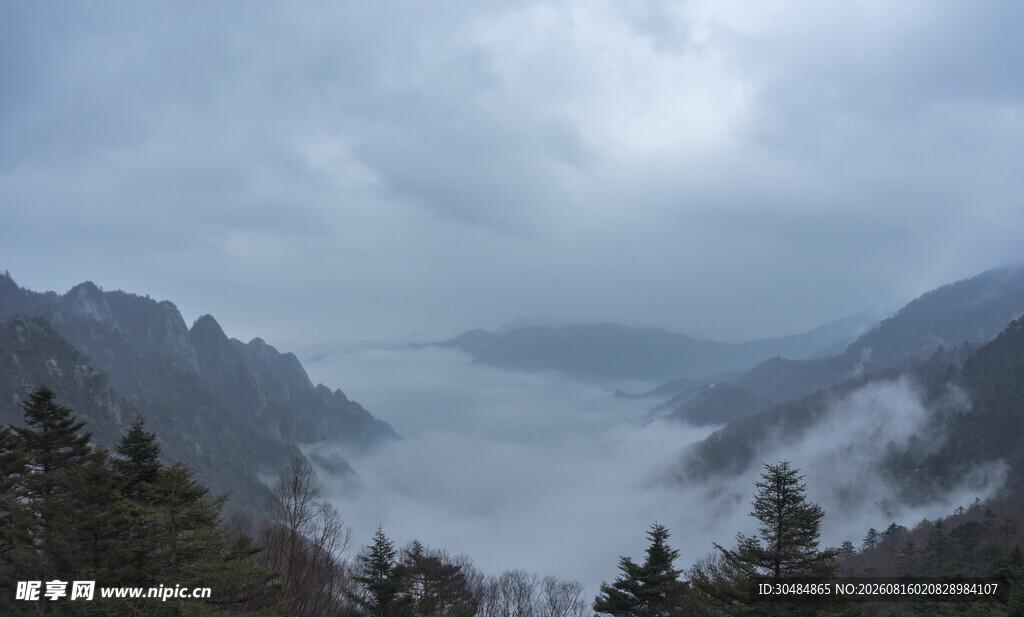 山间云雾缭绕的壮美景色