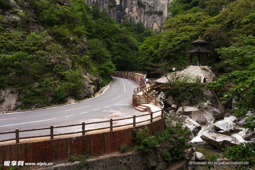 山间蜿蜒公路与葱郁景致