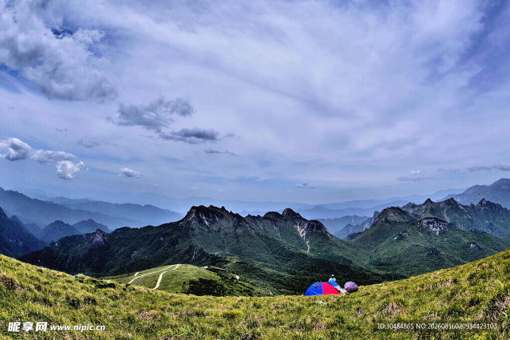 山间美景中的露营者