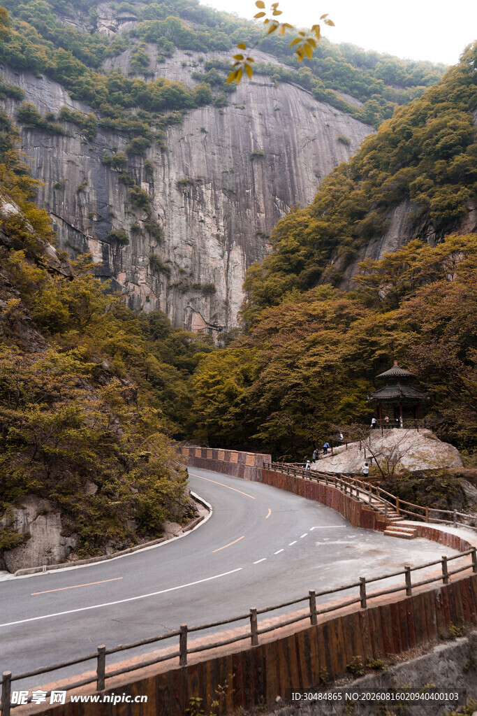 山间蜿蜒公路风景
