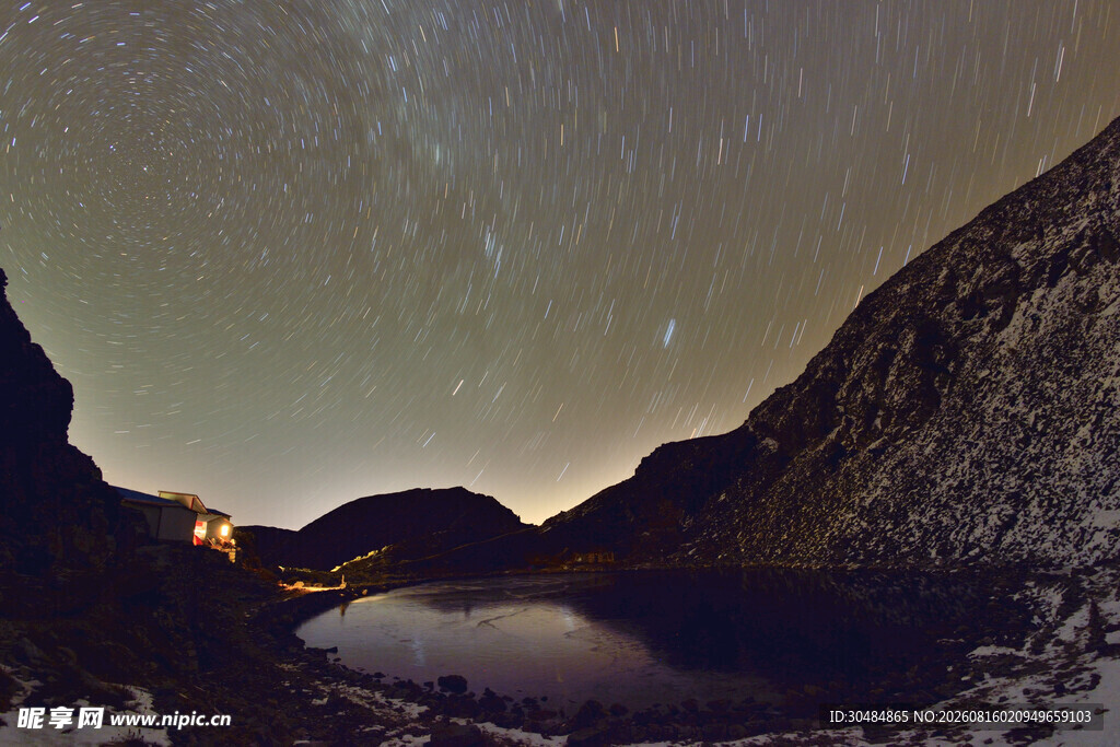 山间湖畔的璀璨星空夜景