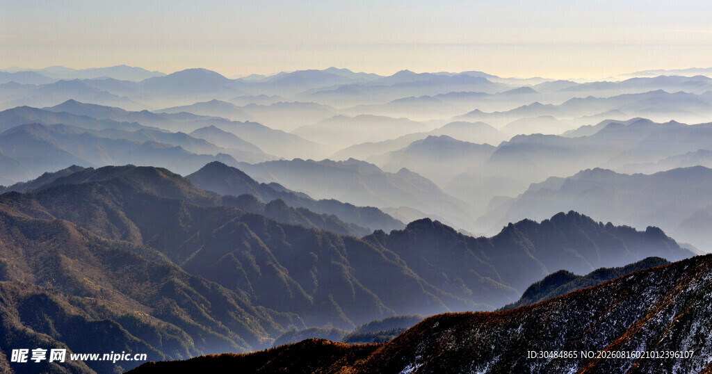 壮丽山峦云海缭绕美景