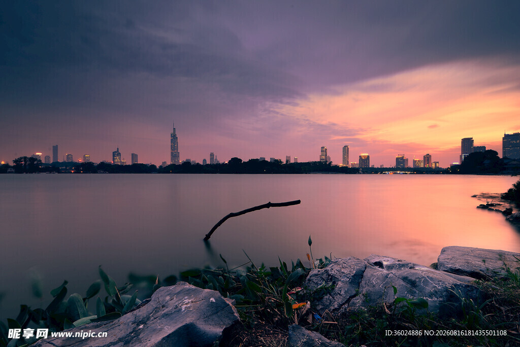 湖畔日落美景
