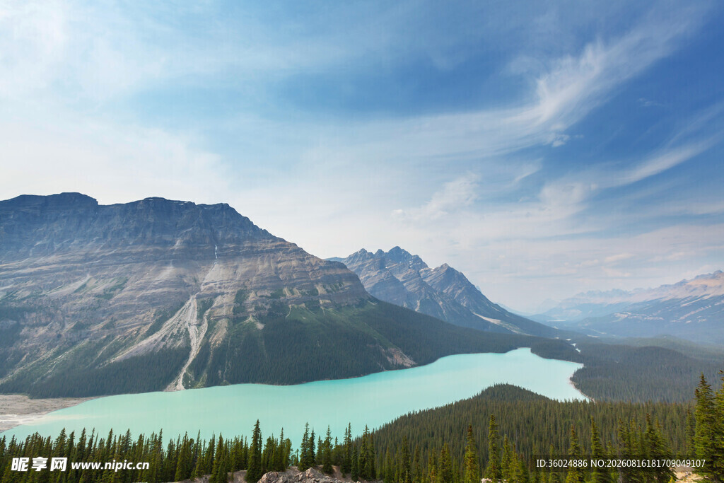 壮丽山水间的蓝湖美景