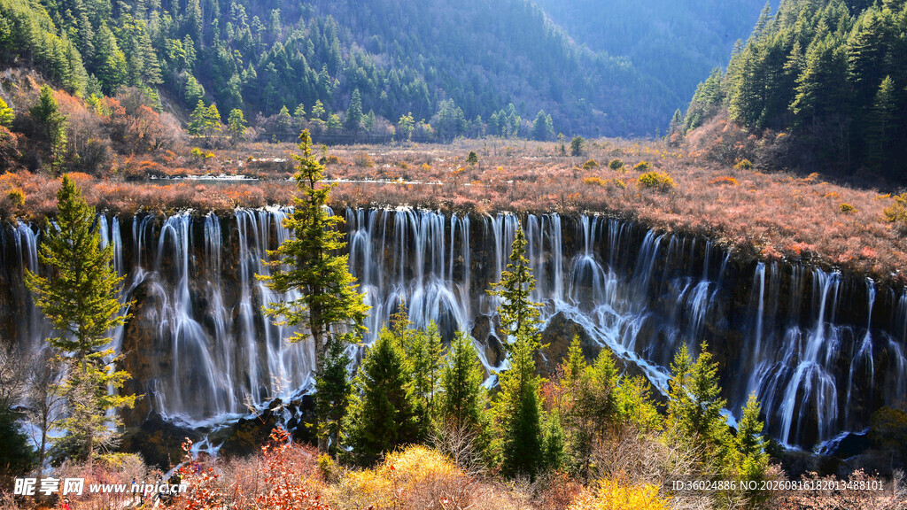 壮观山间瀑布自然美景