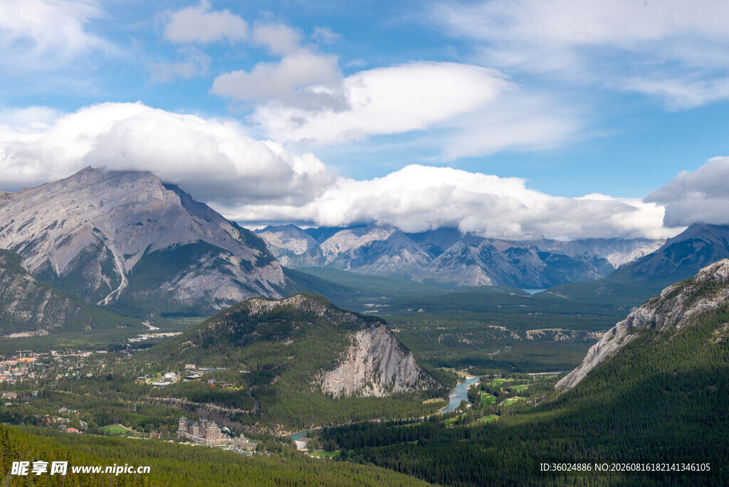 壮丽山峦间的蓝天白云美景