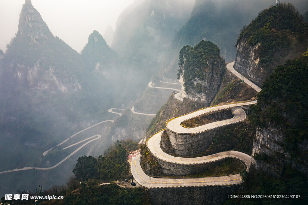山间蜿蜒公路壮美风光