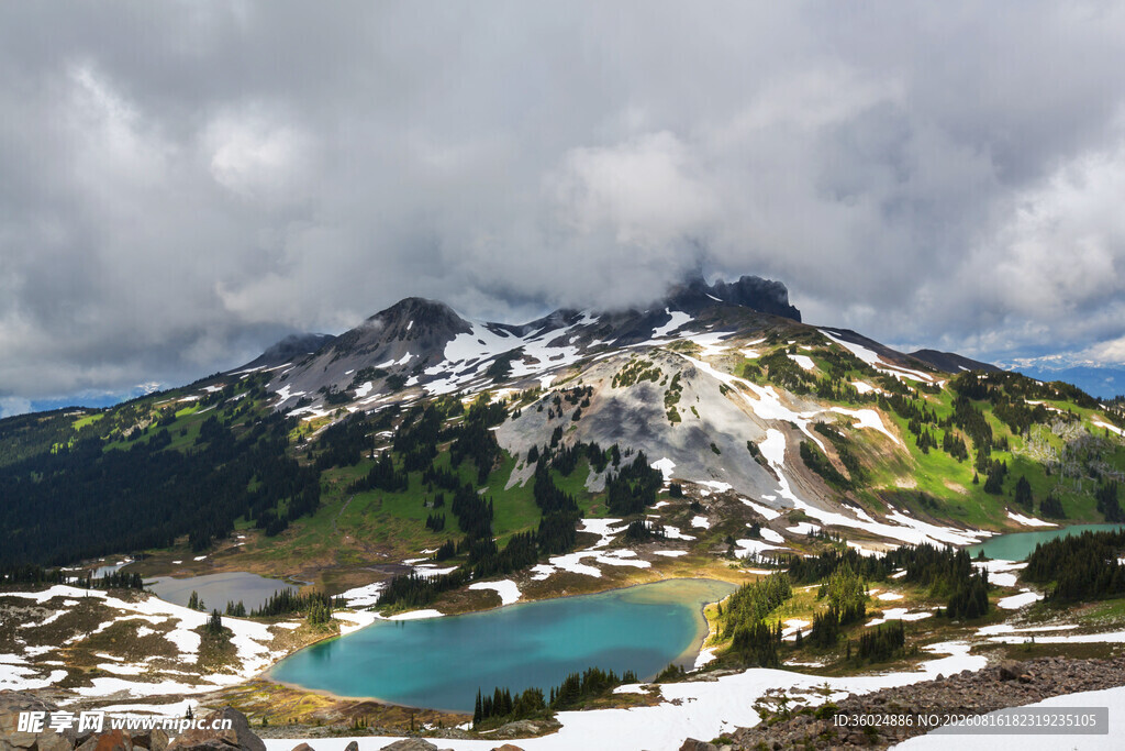 高山湖泊壮美自然景观