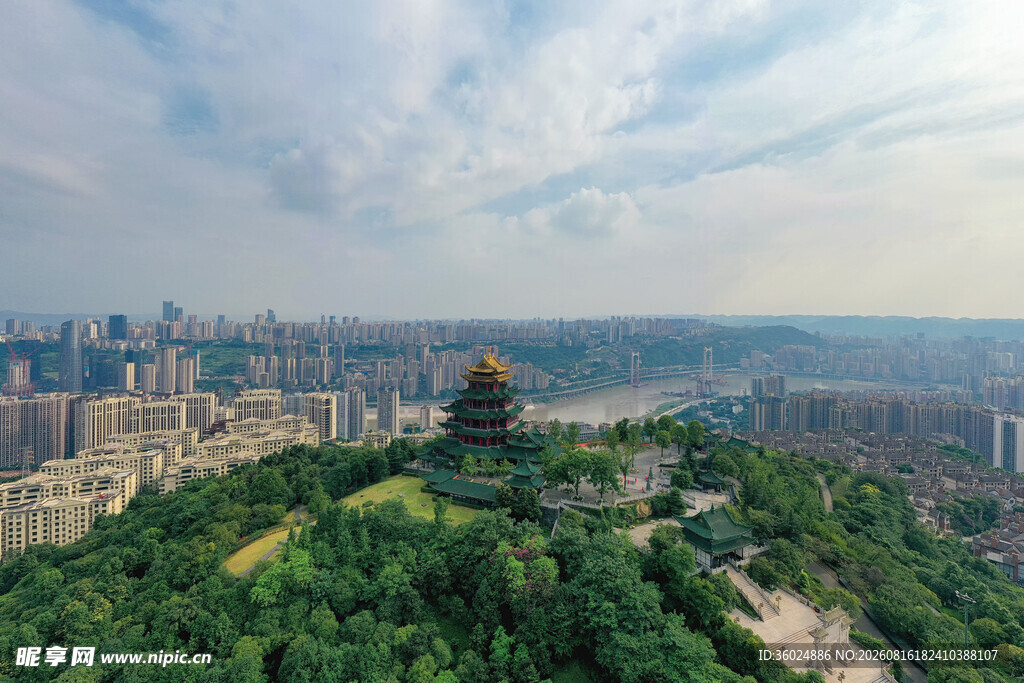 山城绿意中的古典建筑景观