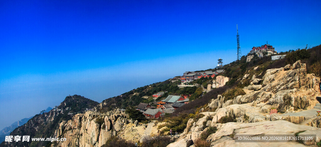 高山美景山顶设施点缀