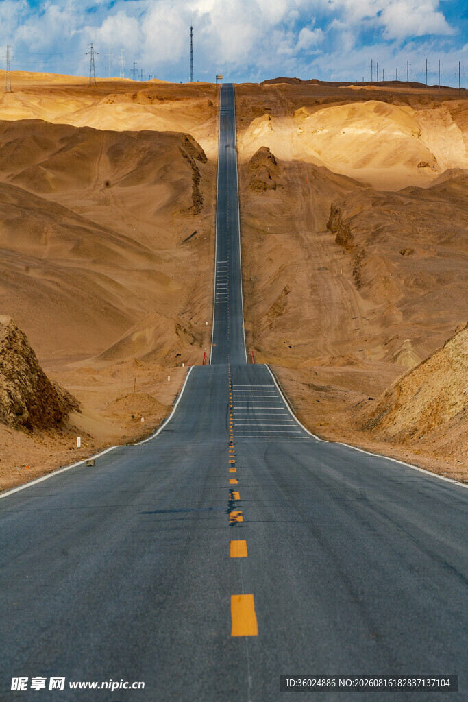 荒漠中延伸的笔直公路