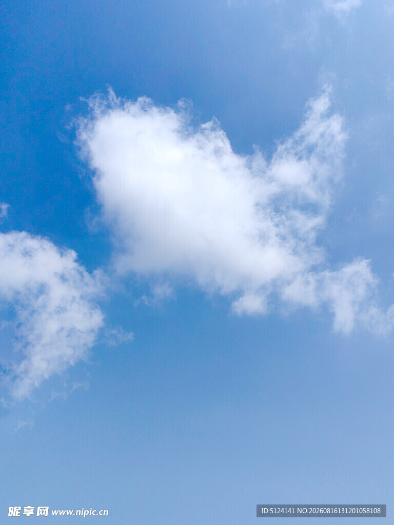 蓝天中的洁白云朵