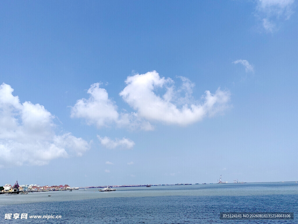 海边蓝天美景