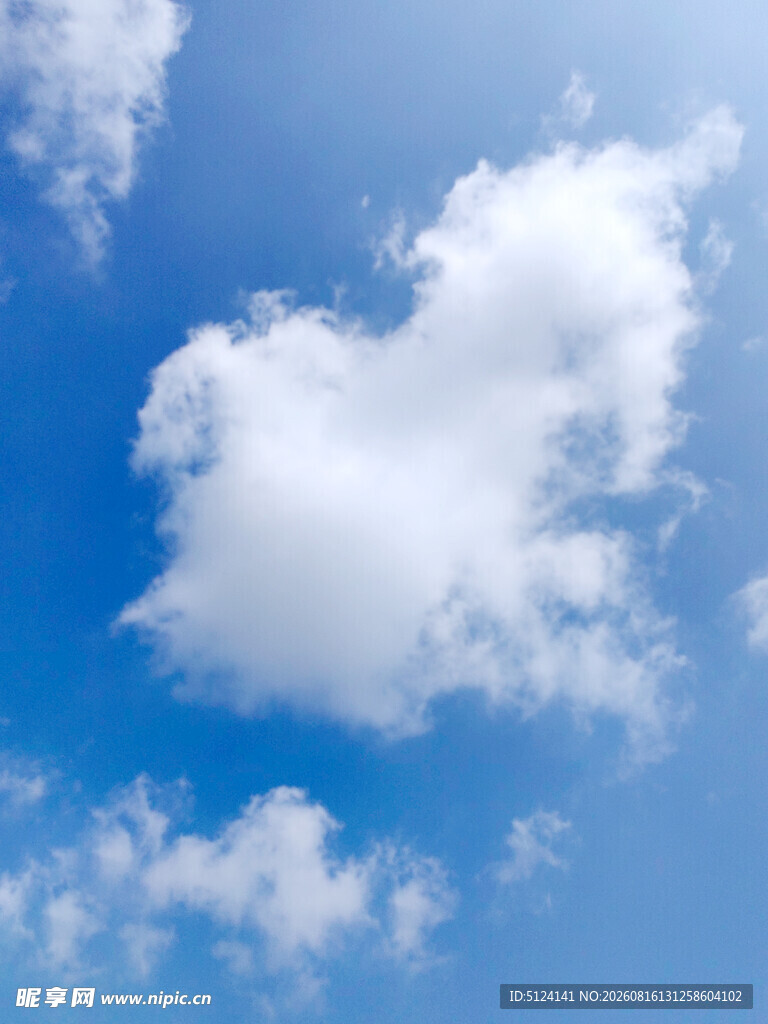 蓝天中的蓬松白云