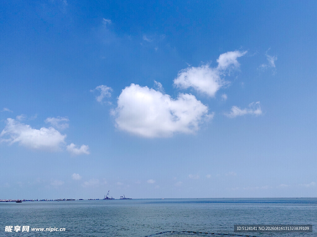蓝天碧海间的悠然海景