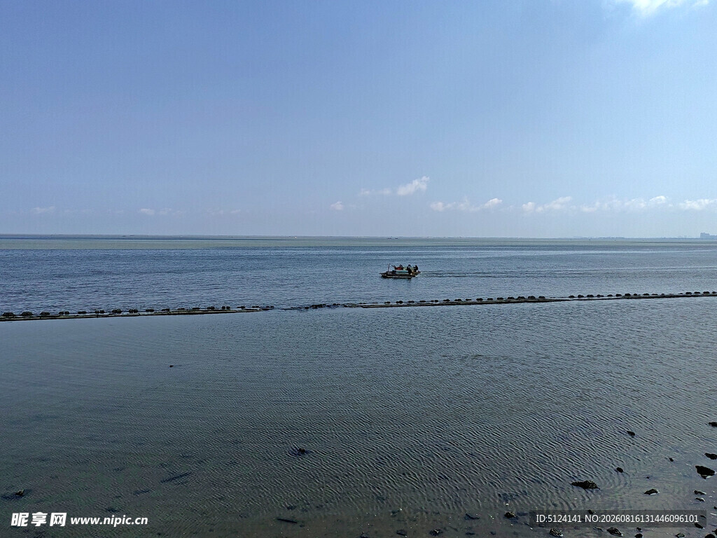 海边浅滩景象