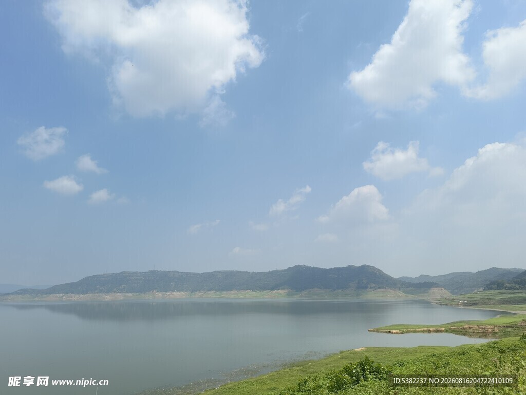 湖畔蓝天美景