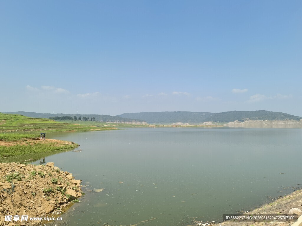 宁静湖畔风光