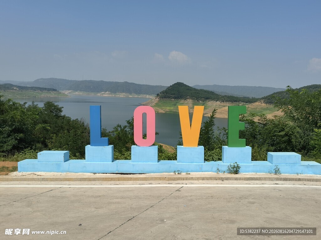 湖畔彩色LOVE字母景观