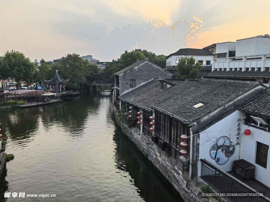 江南水乡河畔古朴建筑
