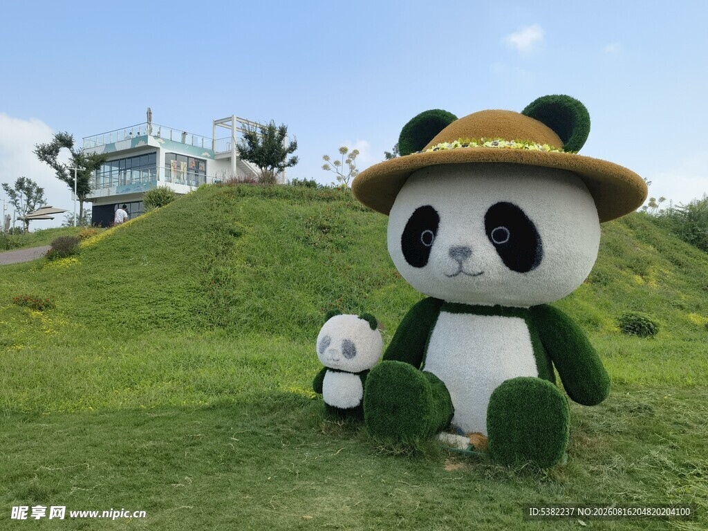 草地上的熊猫玩偶与小物