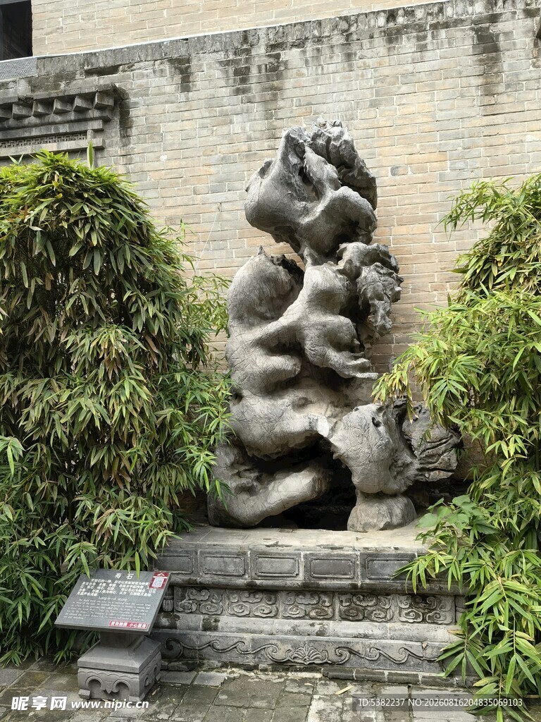 古朴雕塑展现独特艺术魅力