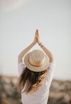 女子户外双手合十做冥想