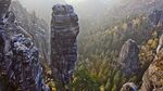 雾中奇峻山峰景观