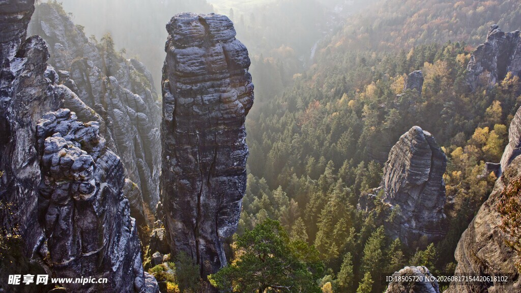 雾中奇峻山峰景观