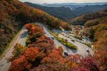 秋日山间公路绚丽风光