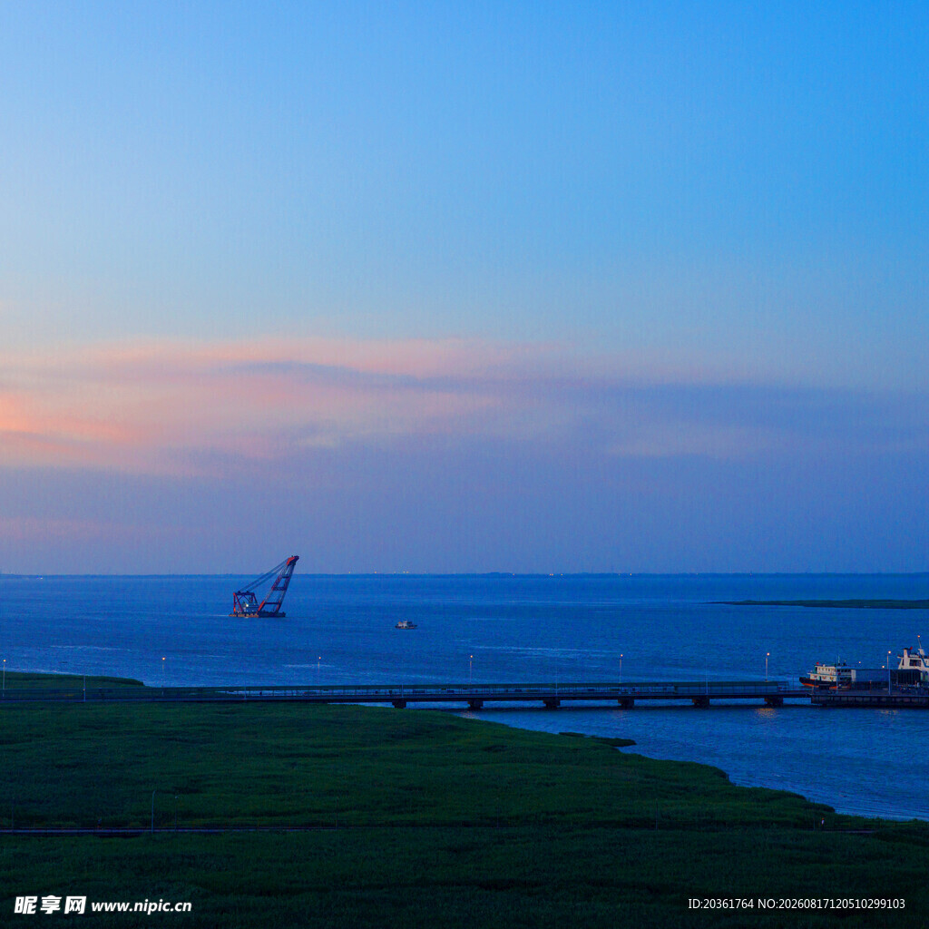 海边黄昏美景与船只