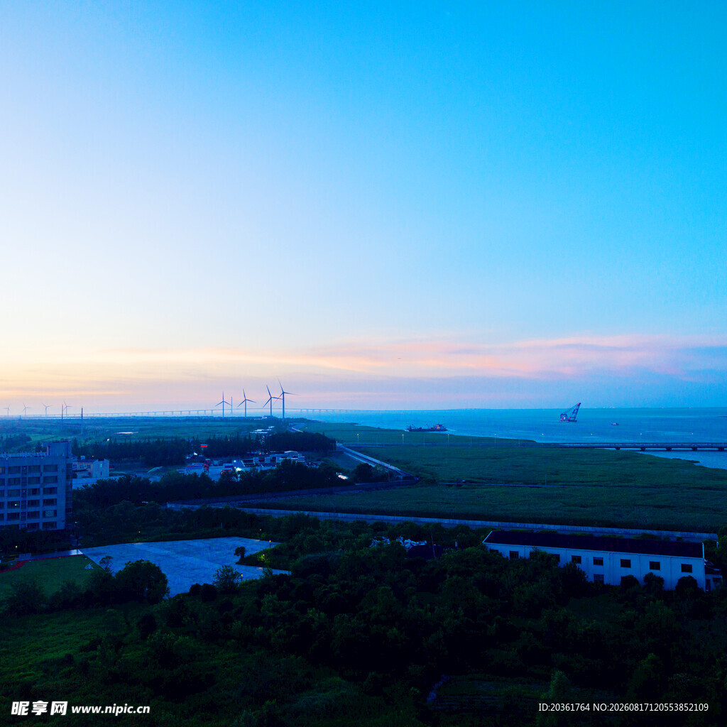 黄昏下的城市与开阔原野