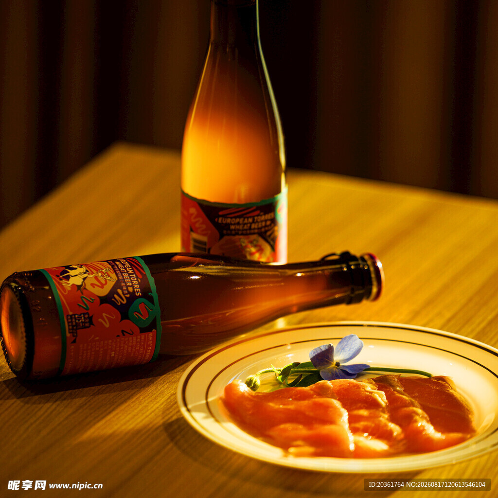 桌上啤酒与美味三文鱼