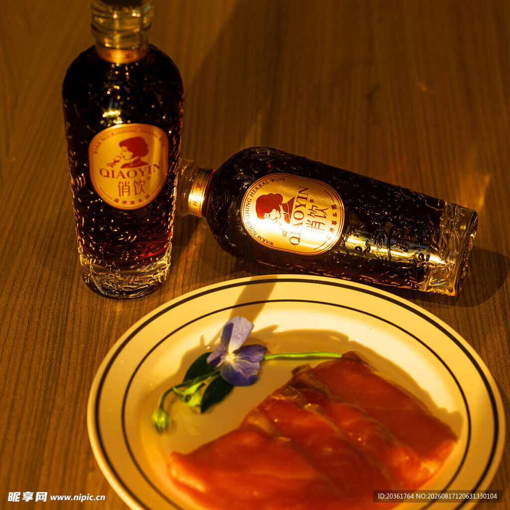 桌上美酒佳肴待品尝