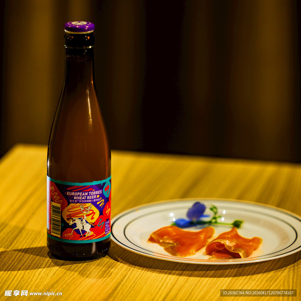 瓶装啤酒搭配精致小食