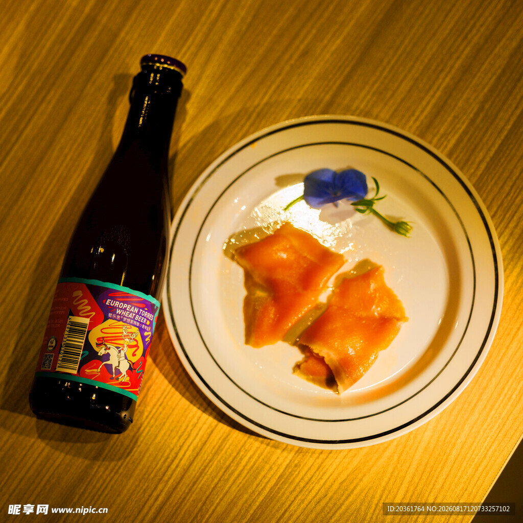 瓶装饮品配美味三文鱼