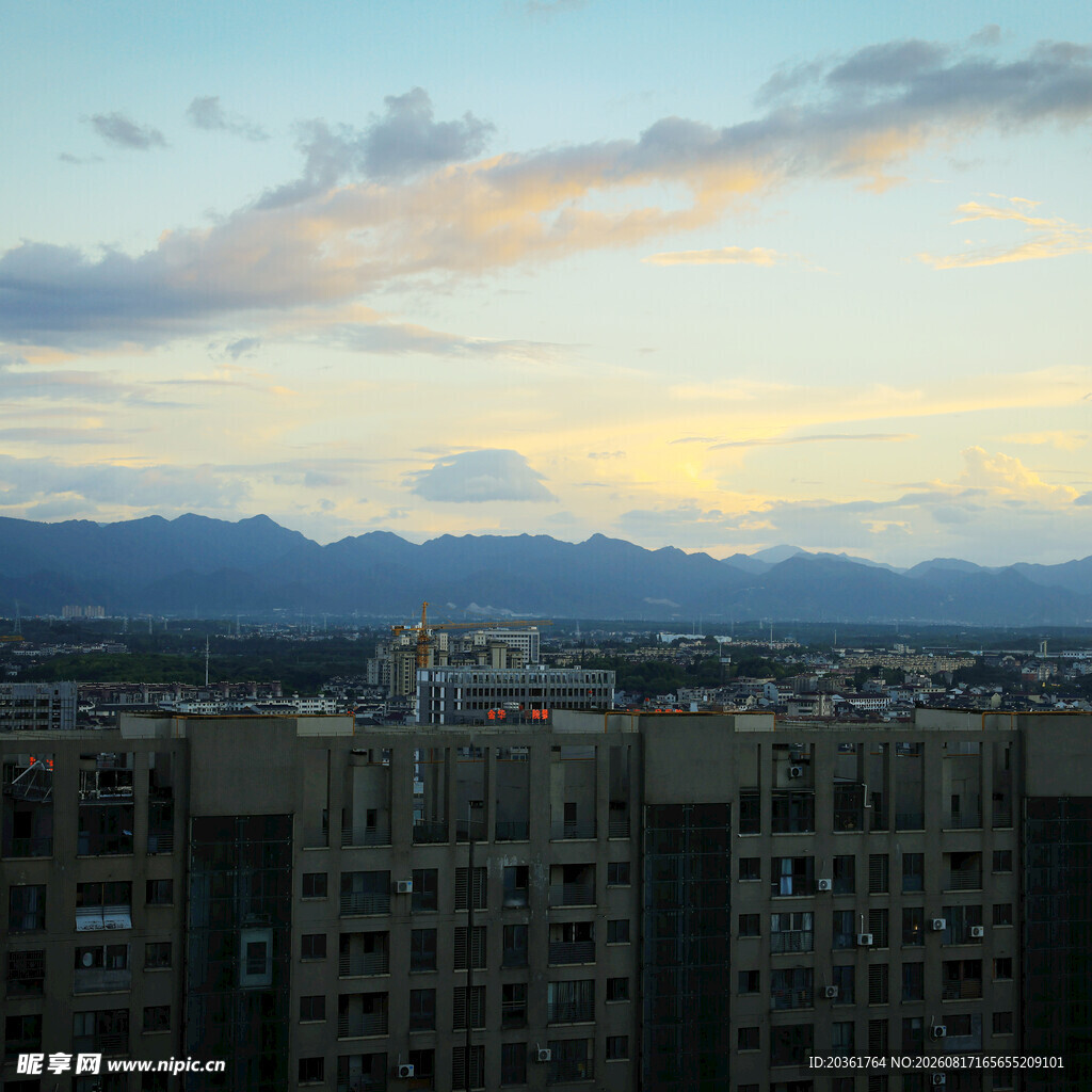 城市黄昏远眺连绵山脉