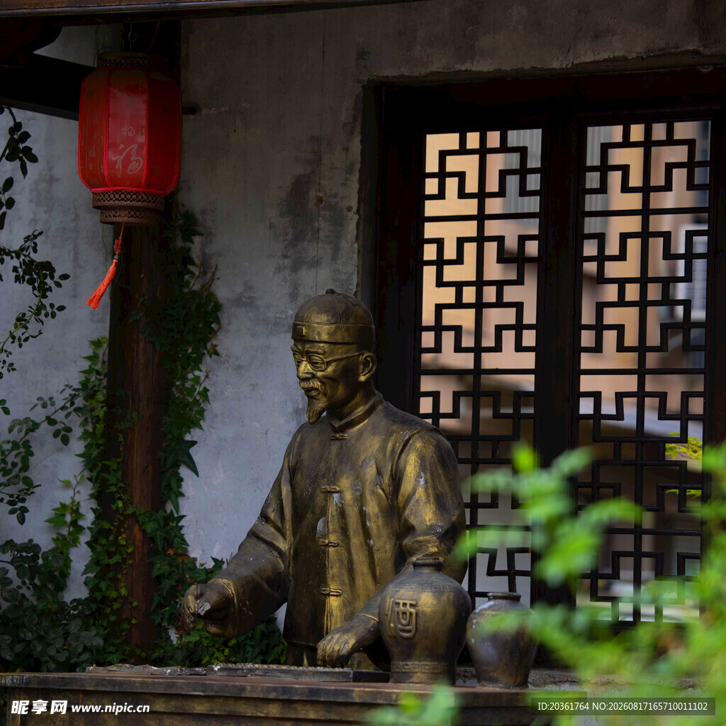 古雅庭院中的传统人物塑像
