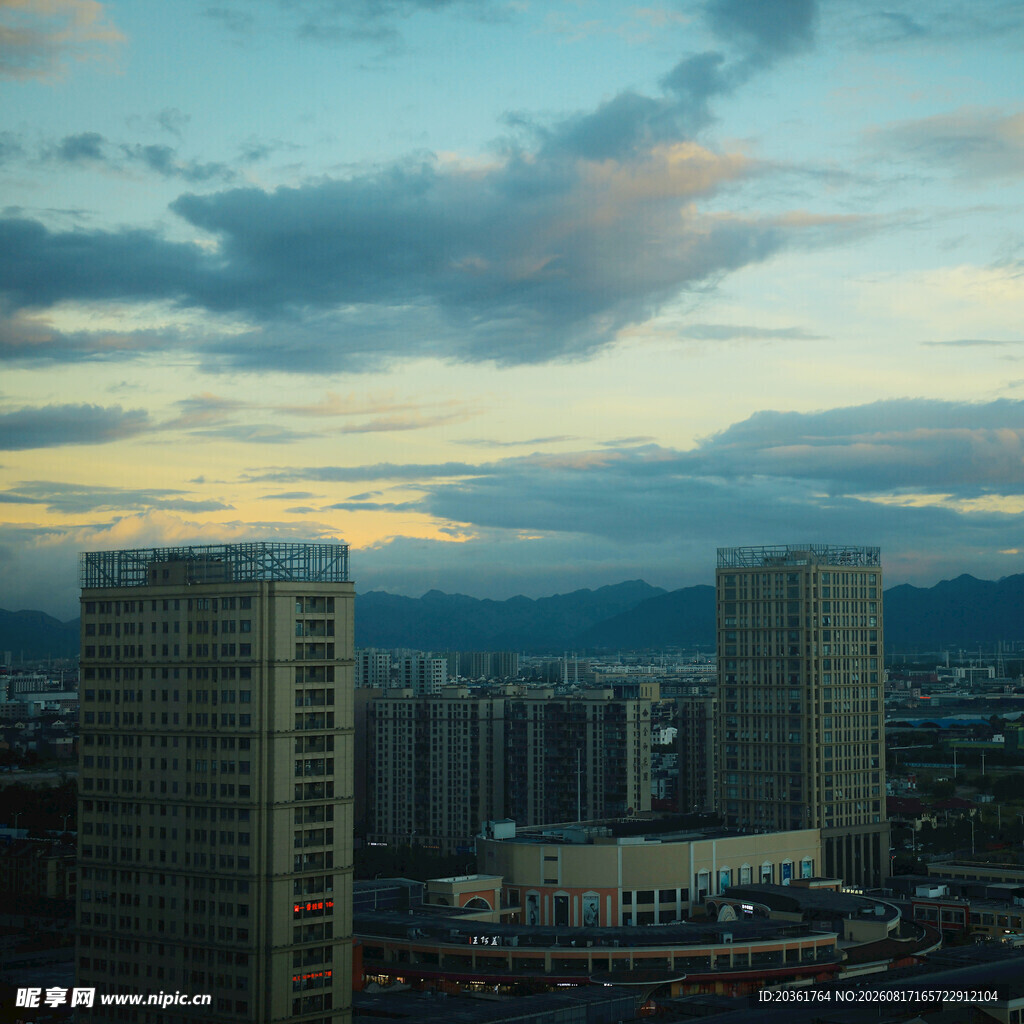 城市黄昏天际线与高楼景观