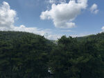 青山蓝天间的自然美景