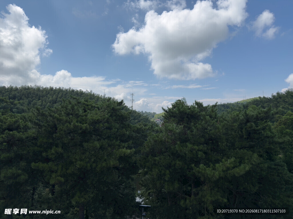 青山蓝天间的自然美景