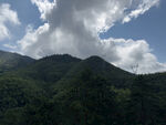 青山蓝天间的壮美山峦