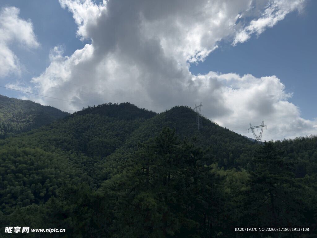青山蓝天间的壮美山峦
