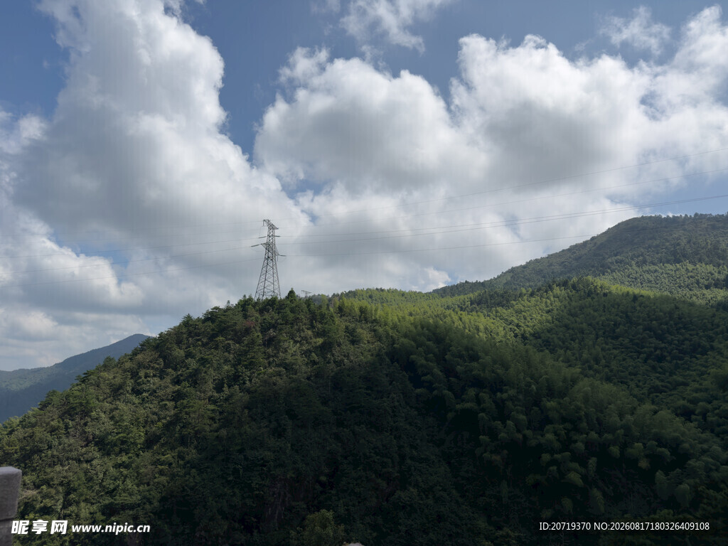 青山之巅的通信铁塔