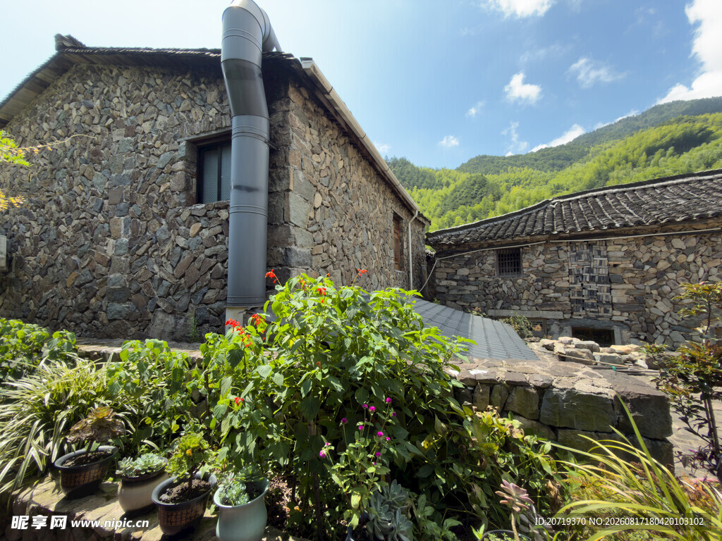 山间石屋旁的绿植景致