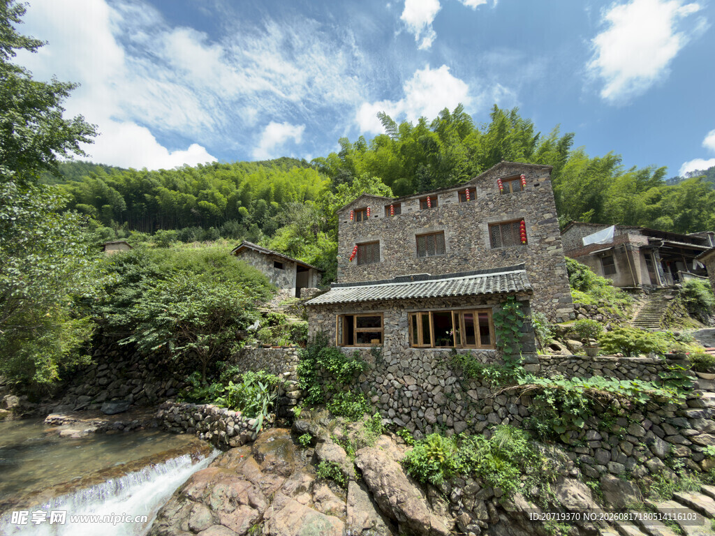 山间古朴小屋