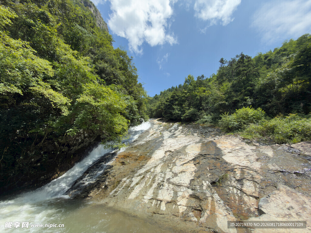 山间瀑布美景