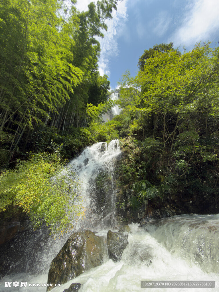 山间瀑布
